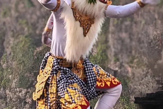 private uluwatu temple and kecak fire dance evening tour in jimbaran bay