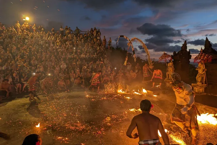 uluwatu temple fire dance
